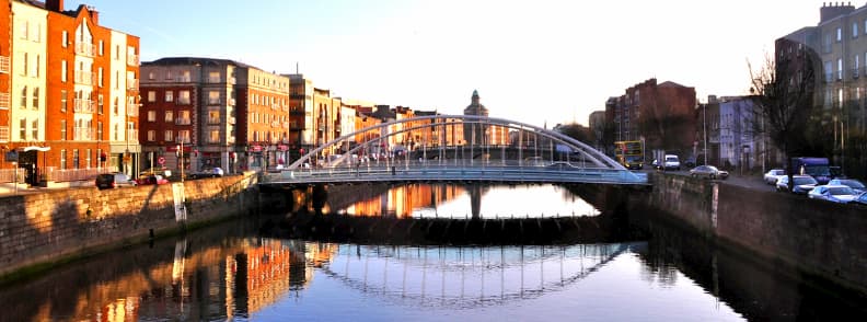 hapenny bridge liffey river dublin ireland 爱尔兰都柏林,利菲河哈彭尼桥