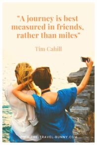 insightful qoute about traveling tim cahill 旅行最好以朋友为单位,而不是以英里为单位。蒂姆·卡希尔www.theopentour.com女性在海边自拍的图片