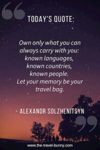 insightful quote about traveling alexandr solzhenitsyn 只拥有你能随身携带的东西:熟悉的语言,熟悉的国家,认识的人。让记忆成为你的旅行袋。亚历山大·索尔仁尼琴www.theopentour.com人们在午夜星空下行走的照片