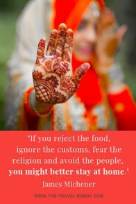 insightful quote about traveling james a michener 如果你拒绝食物,无视习俗,害怕宗教,避开人群,你最好呆在家里。詹姆斯米切纳www.theopentour.com文本图像的女人显示指甲花画的手掌