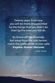 insightful quote about traveling mark twain 二十年后,让你更失望的不是你做过的事情,而是你没有做过的事情。所以扔掉你的蝴蝶结吧。驶离安全的港湾。乘风破浪。探索。的梦想。发现。马克吐温www.theopentour.com文字上方的星空图像