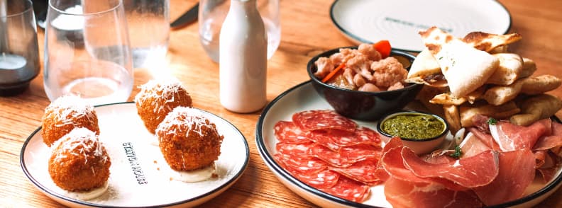 spanish tapas how to save money eating in europe 西班牙小吃如何省钱在欧洲吃