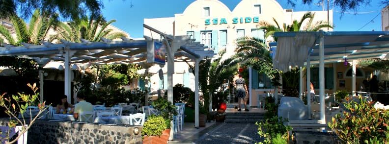 where to stay in Santorini on a budget sea side beach hotel in kamari 在圣托里尼岛的卡马里的海滨酒店住在哪里