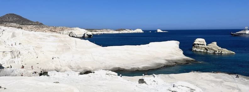 paralia sarakiniko beach in milos greece 希腊米洛斯的Paralia sarakiniko海滩