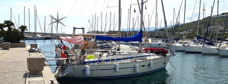 life as a digital nomad at sea sailing 在海上航行的数字游民生活