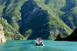 乘坐科曼湖轮渡